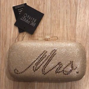 “Mrs" Bridal Clutch 👰🏻 ❤️